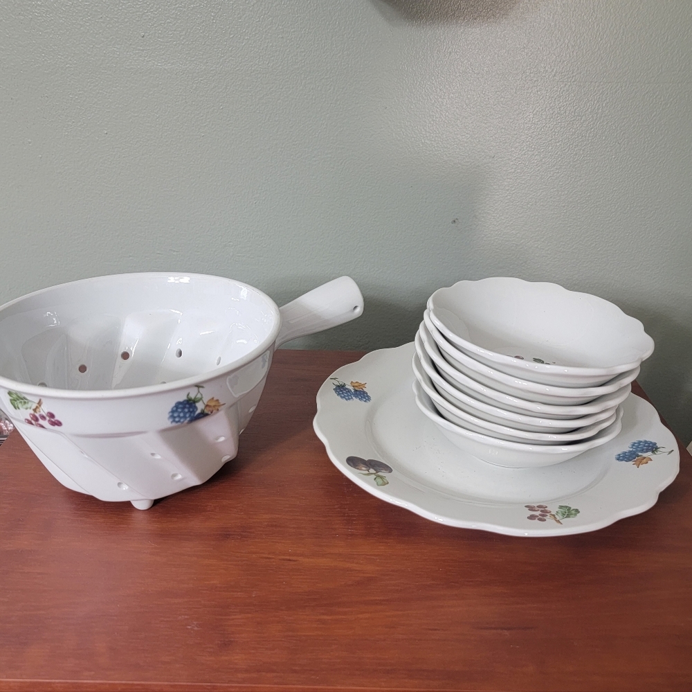 Cordon Bleu Porcelain Conlander  and Bowls Set